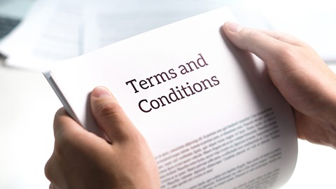 mains tenant les conditions générales d'un contrat